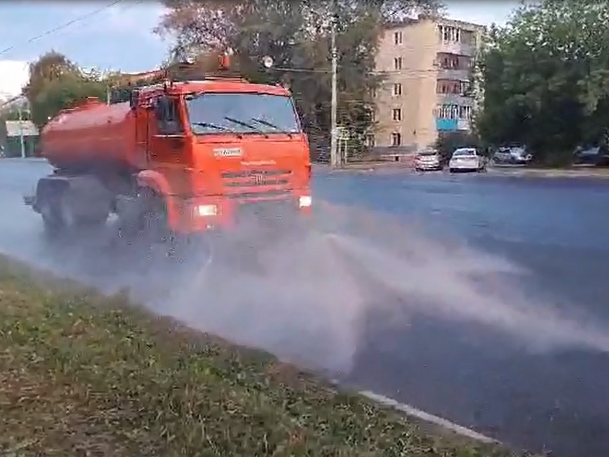 В ночь с 17 на 18 июля в работах по уборке города были задействованы 11 единиц спецтехники.