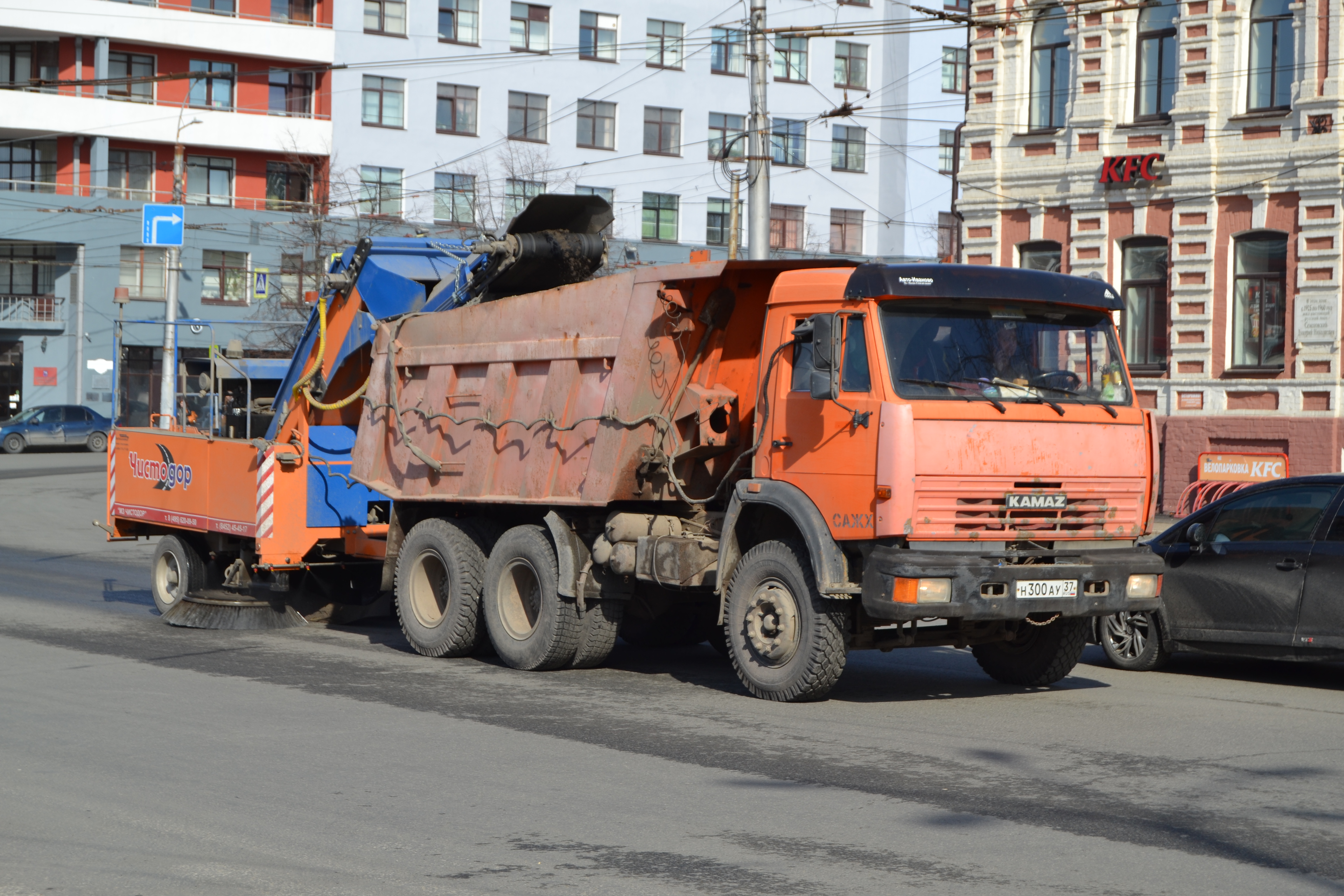 На дорогах города продолжается весенняя уборка смёта.