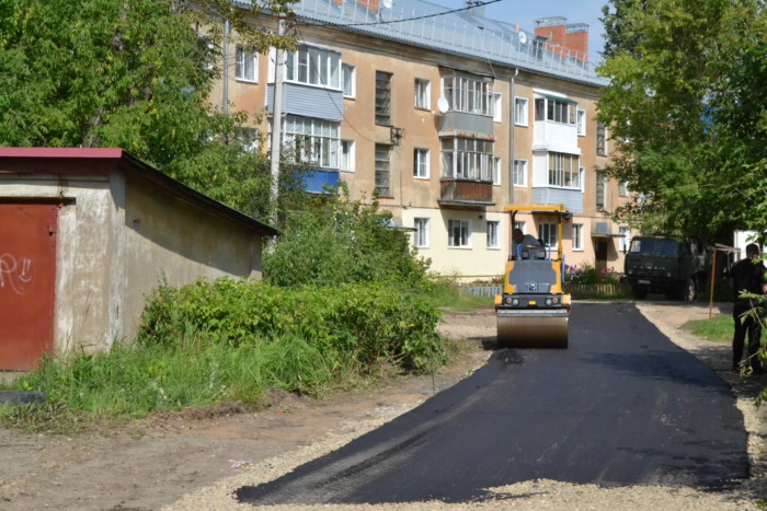 Дорожники укладывают асфальт во дворе доме № 14 на улице Люлина.