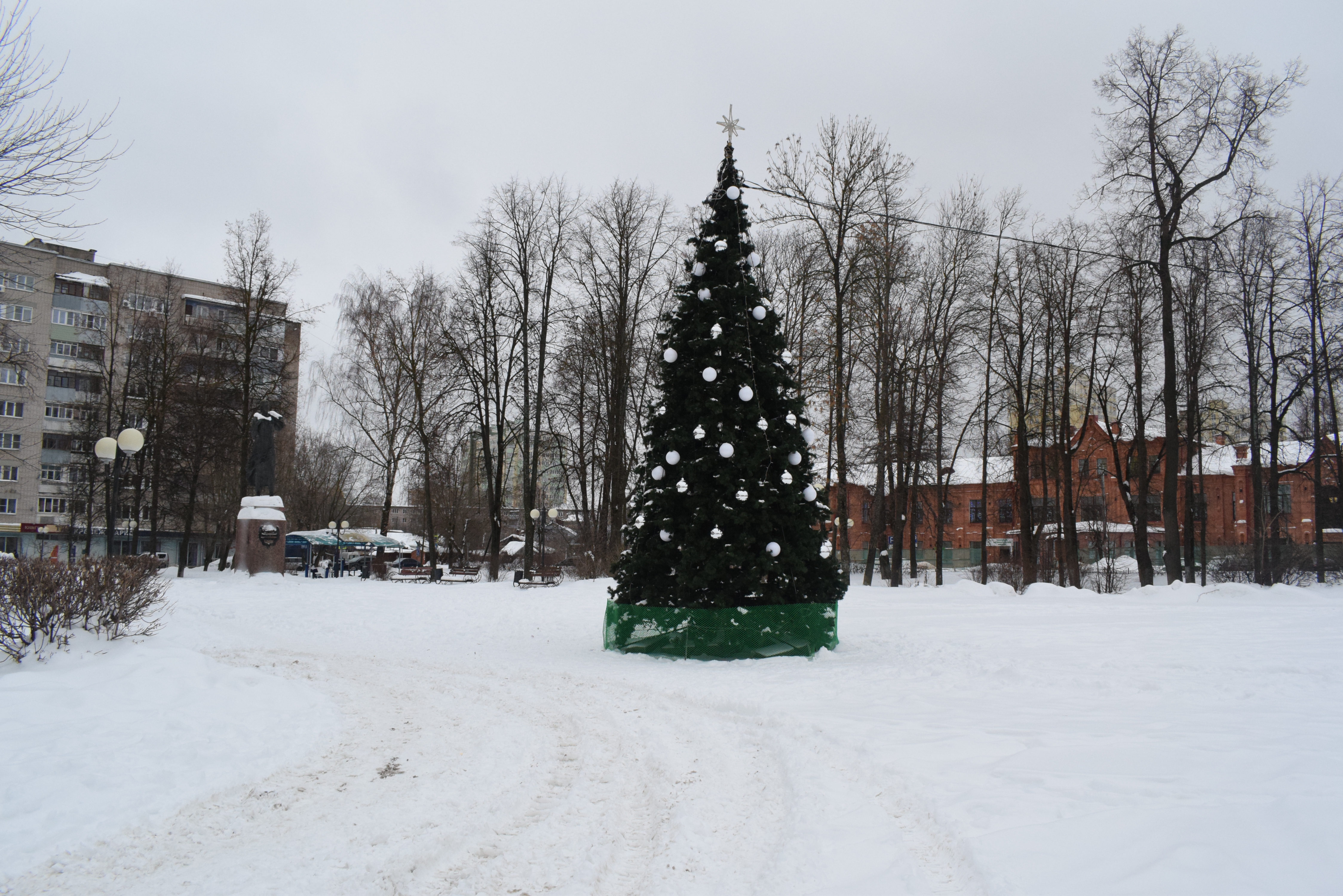 В областном центре продолжается подготовка к новогодним праздникам.