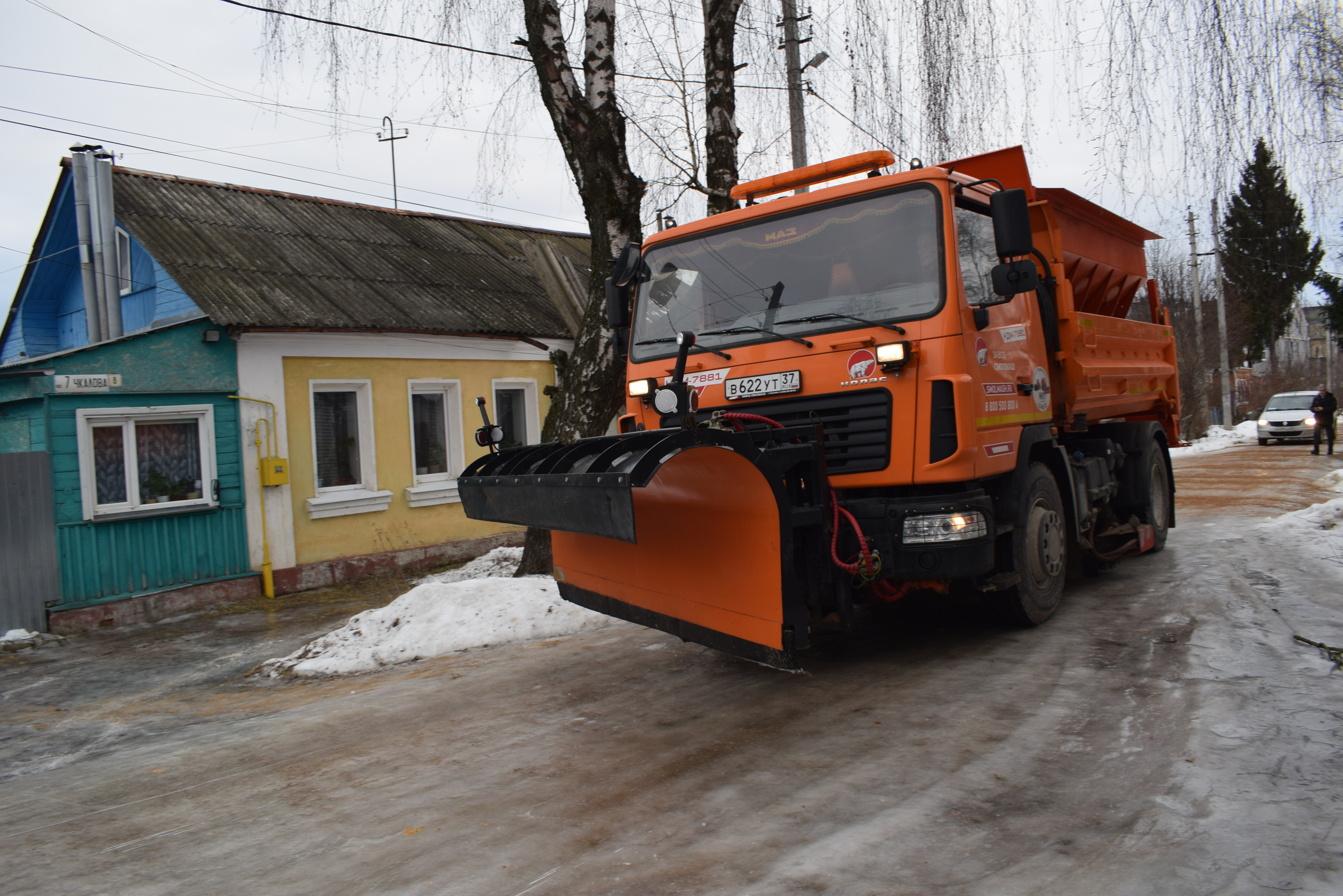 Днем шесть КДМ продолжат противогололёдную обработку улиц частного сектора.