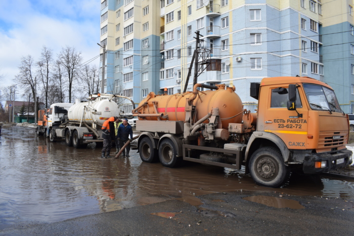 В городе продолжаются противопаводковые мероприятия.