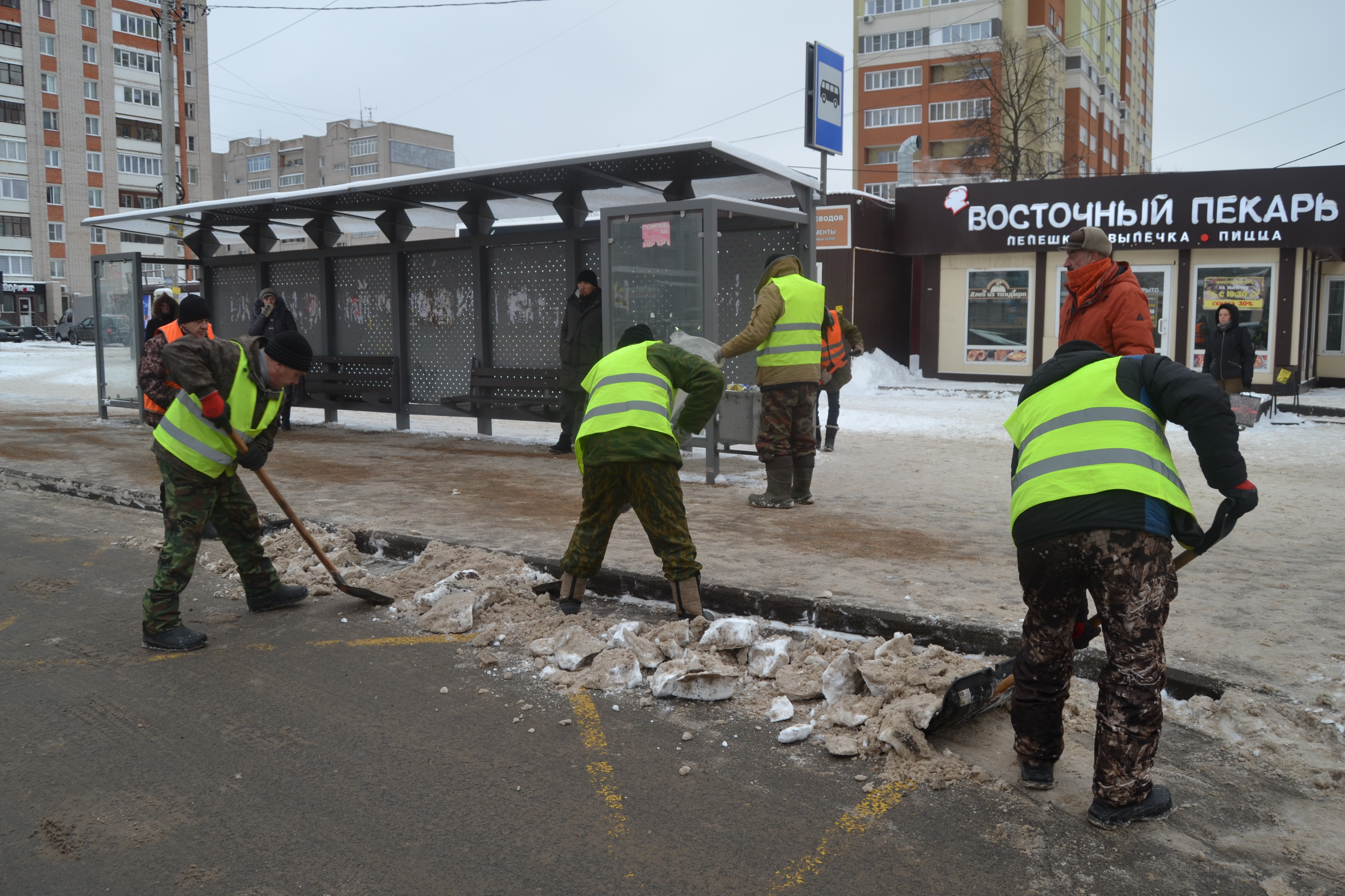 Днем на уборку города направлены 76 дорожных рабочих.