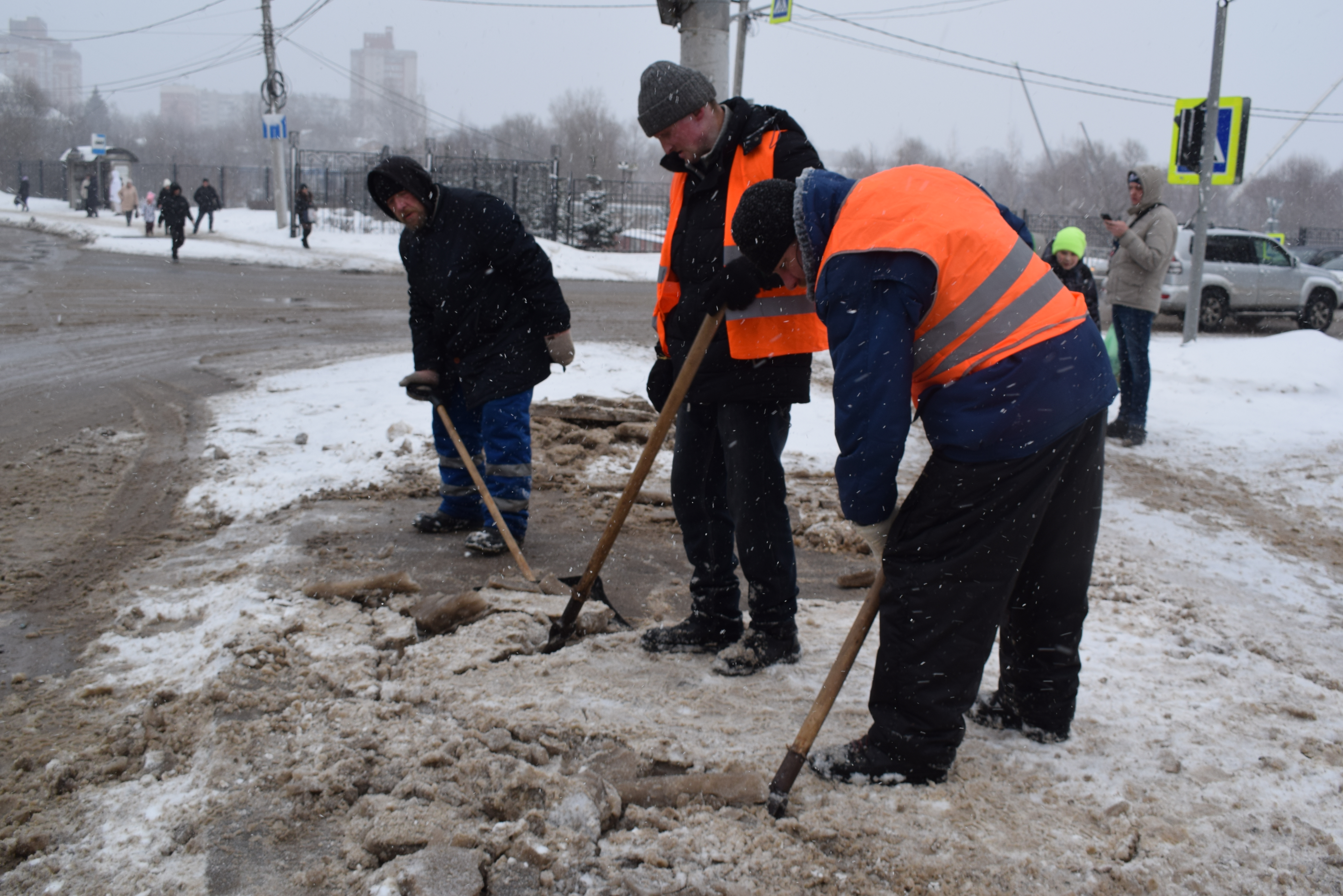 Мэрия поставила задачу МКУ «Доргорхоз» привести тротуары в порядок.