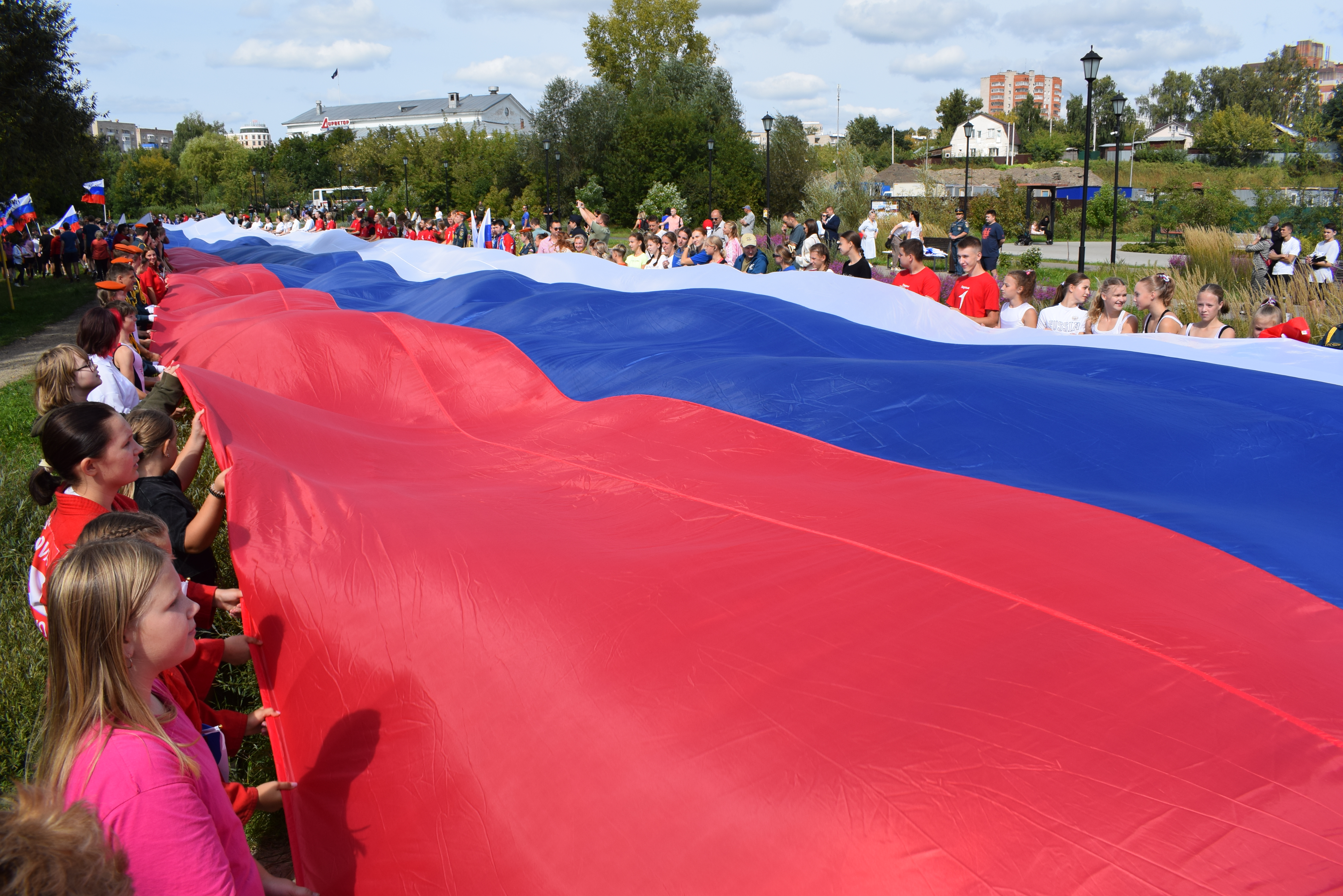 Ивановцы отметили День российского флага, развернув на набережной 100-метровый триколор.