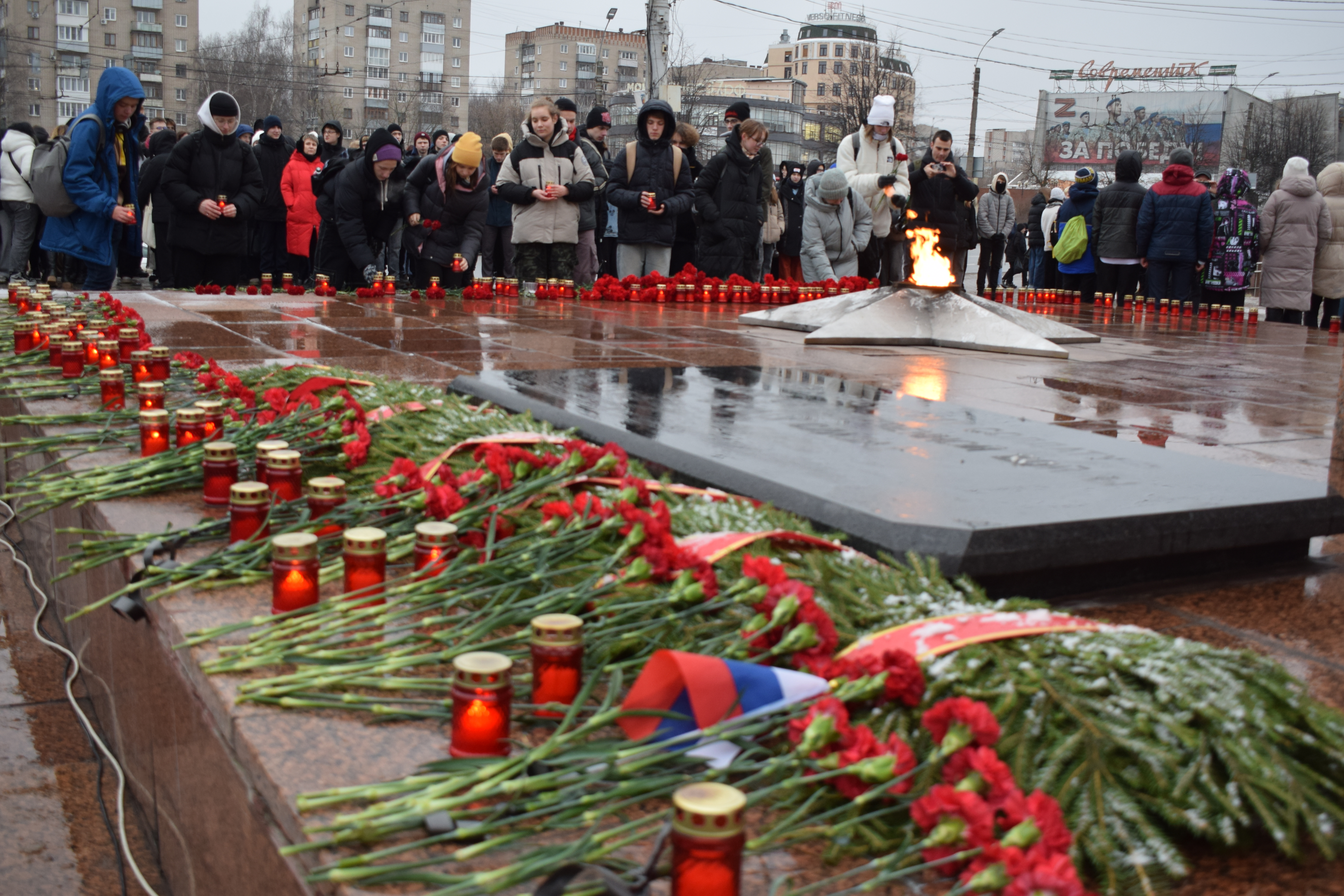 В День Неизвестного солдата в областном центре прошла молодежная акция памяти.