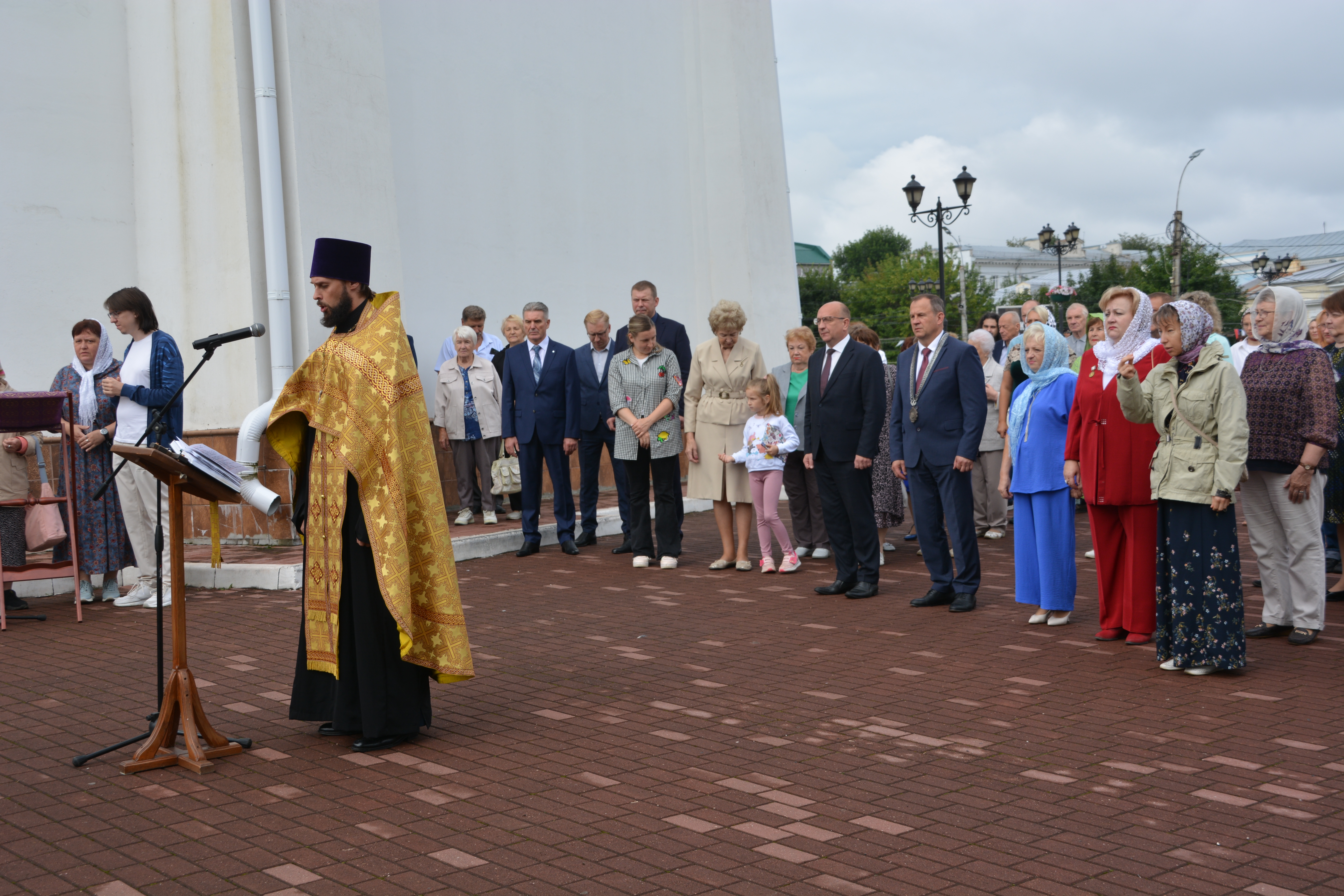 День города Иванова начался с молебна, церемонии награждения и возложения цветов к мемориалу.