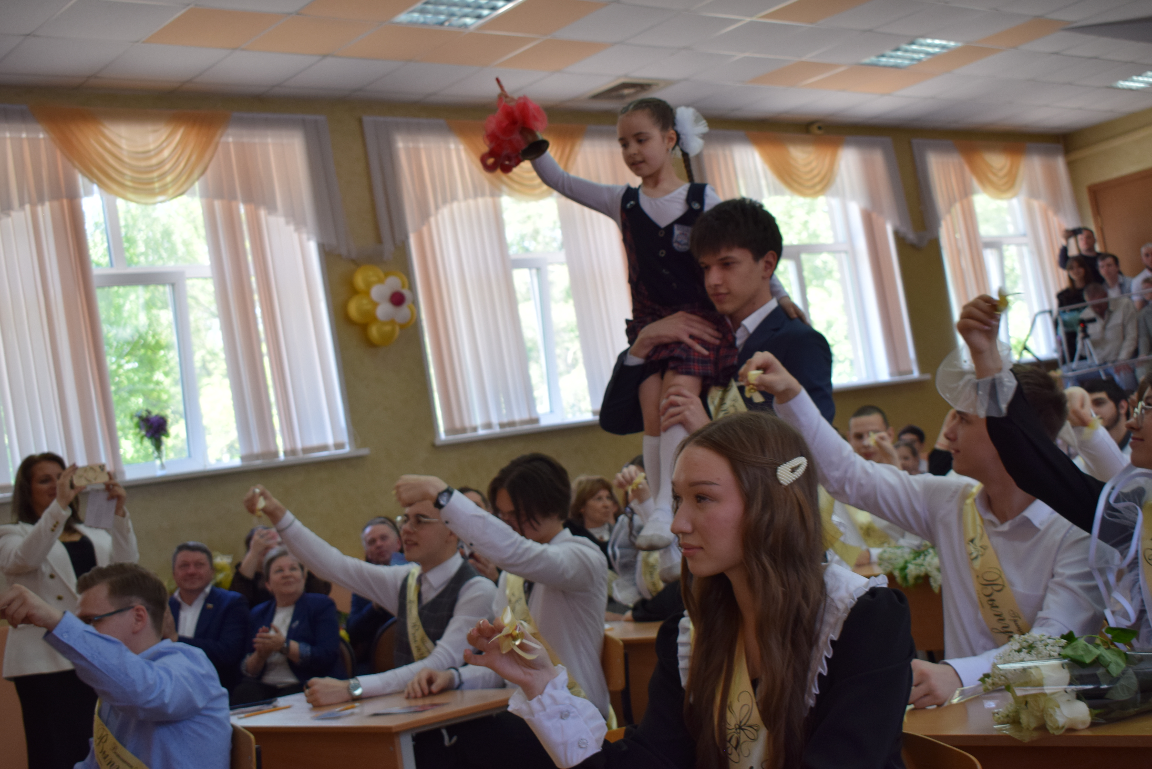 Для выпускников ивановских школ звучат «последние звонки».