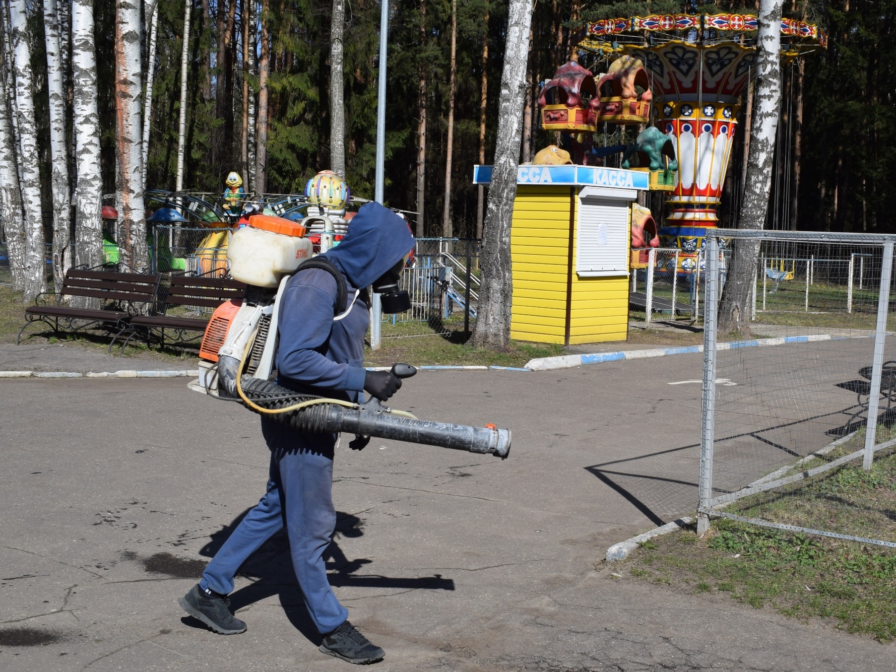 В городских парках проходит ежегодная профилактическая обработка против клещей.