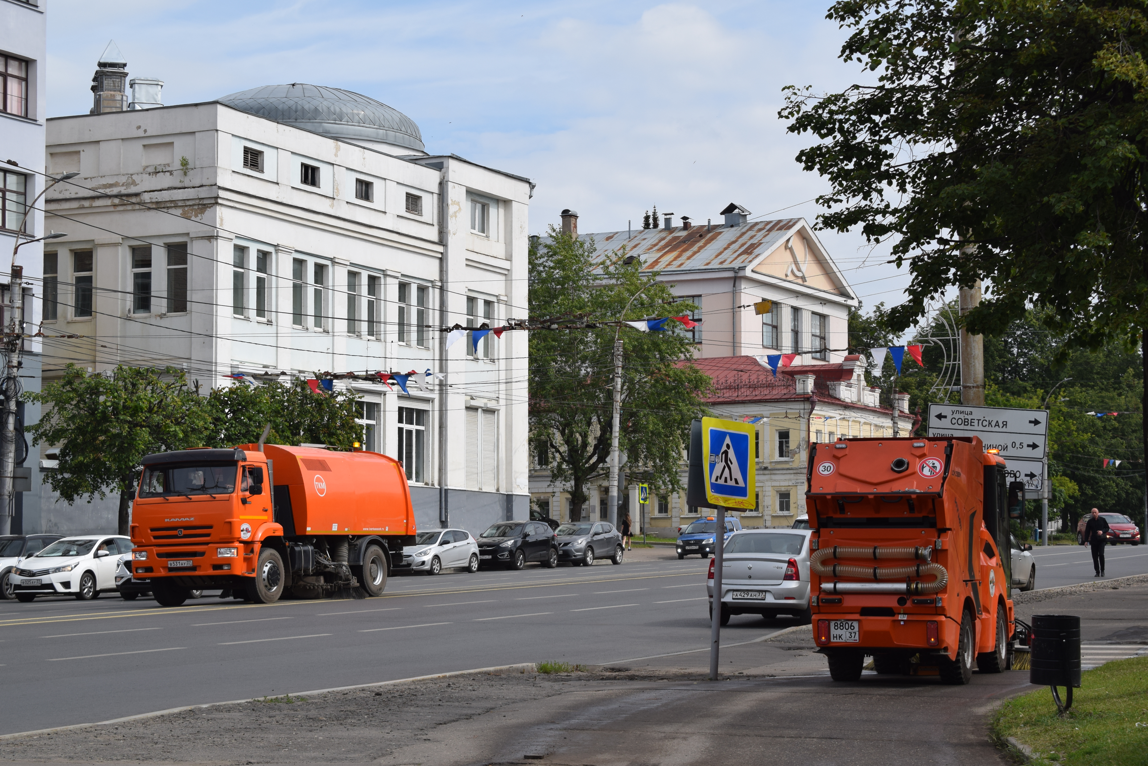 Днем уборку города продолжат 19  единиц техники и 68 дорожных рабочих.