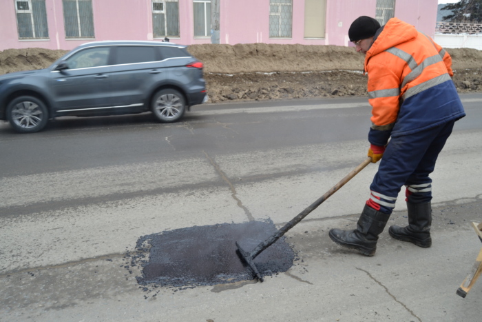 С начала 2024 года ямочный ремонт выполнен на 33 улицах областного центра.