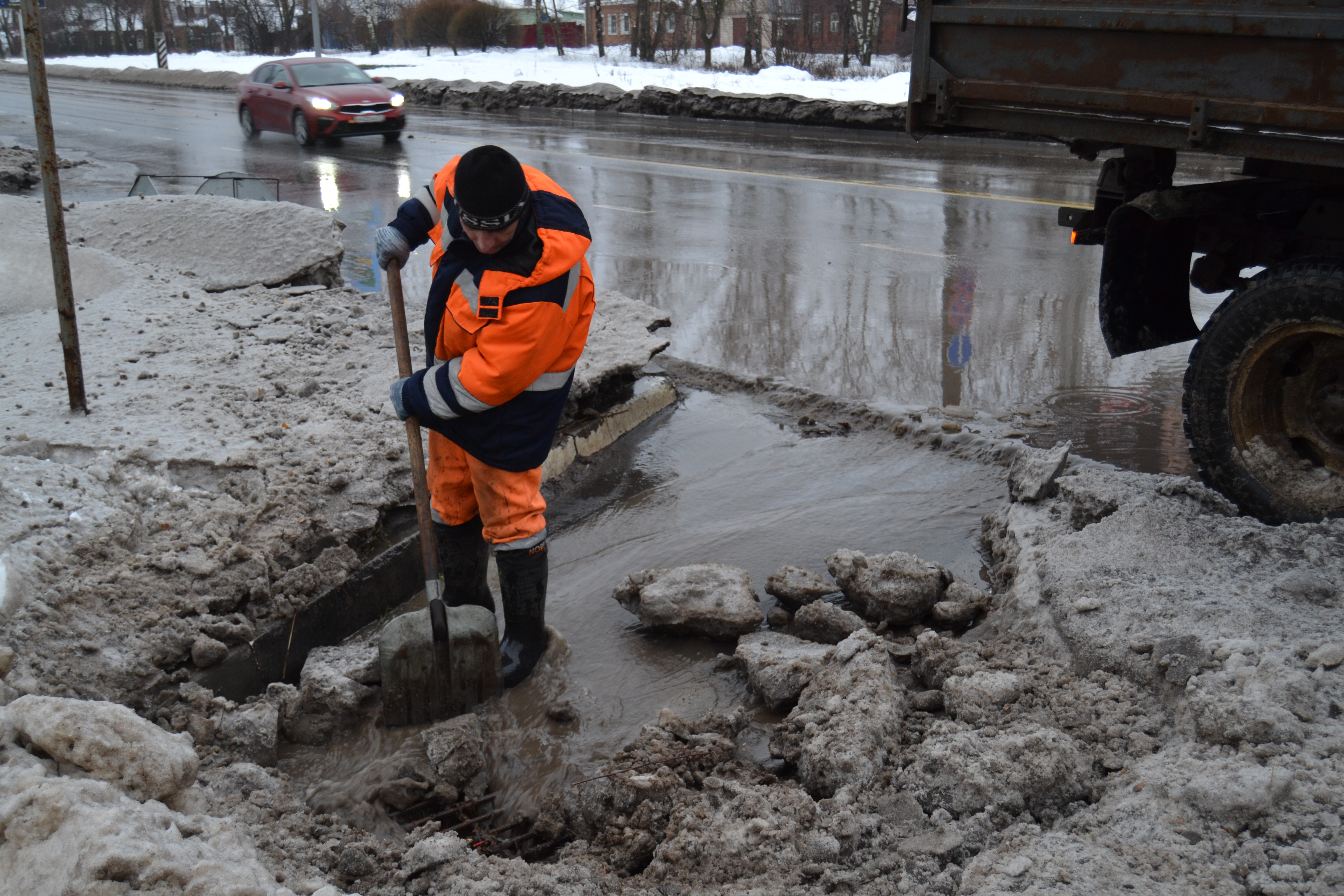 На проспекте Текстильщиков запланировано вскрытие ливнеприемников.