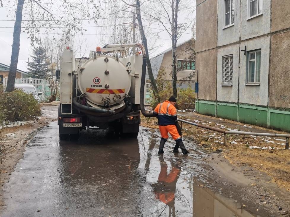 Днем на откачке вод с улиц города будут работать три илососные машины.