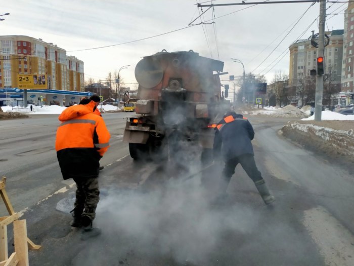 В период перепадов через ноль увеличен объем ремонта дорог литой асфальтобетонной смесью.