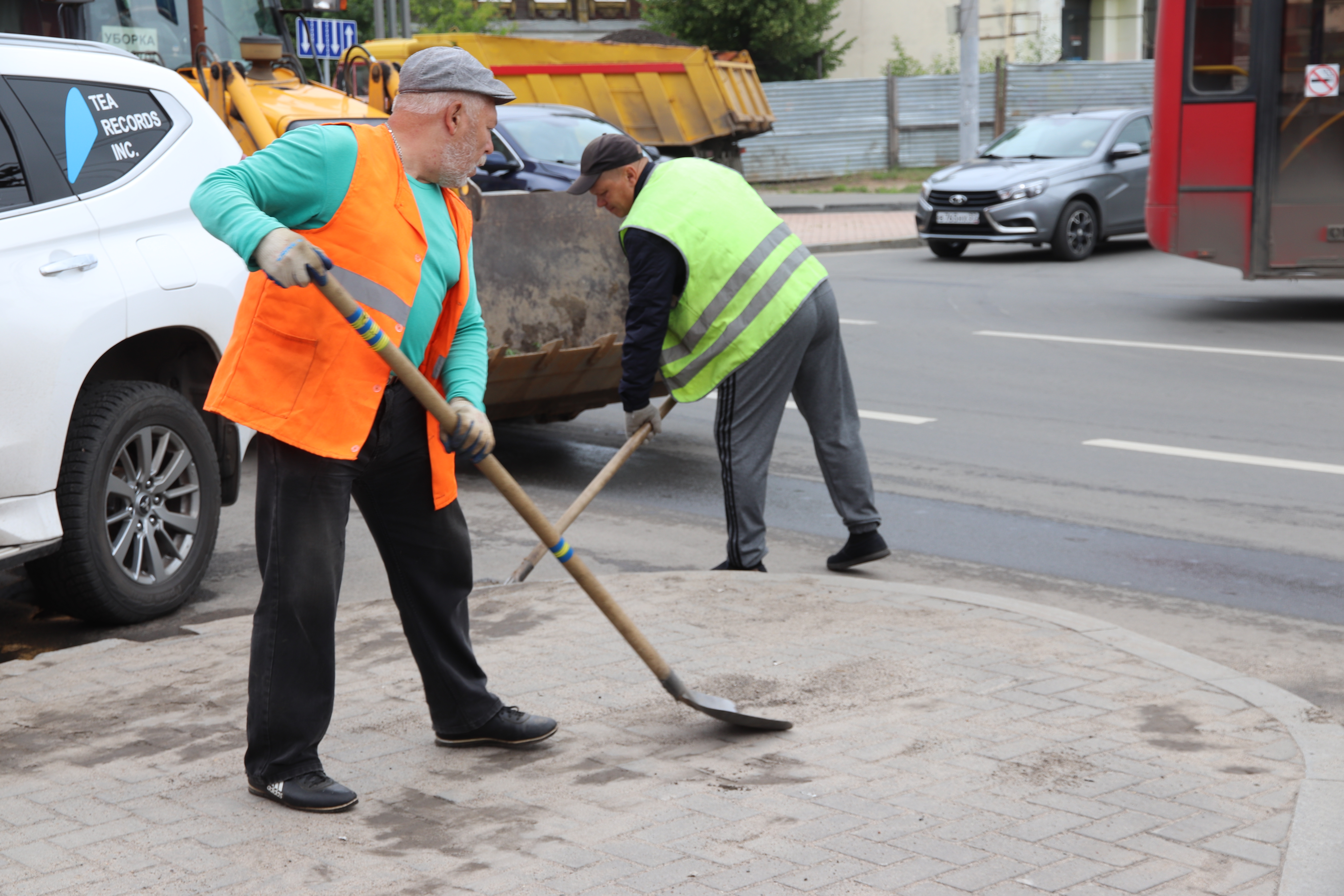 О дневных работах по уборке и благоустройству города.