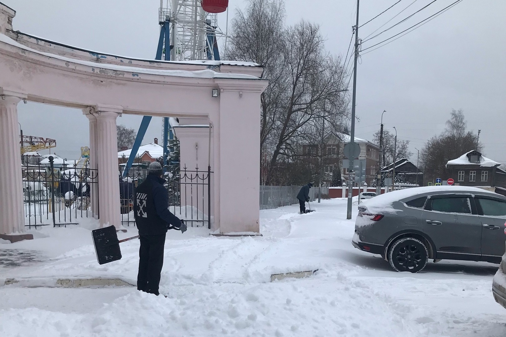 Несмотря на снегопад, парки города ждут любителей активного зимнего отдыха.