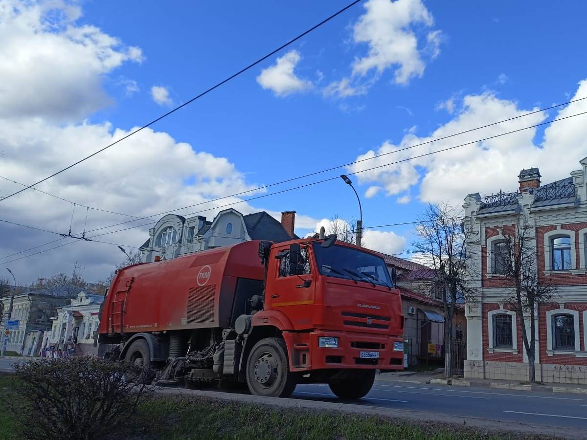 Днём прометание дорог продолжат  три вакуумные пылеуборочные машины.