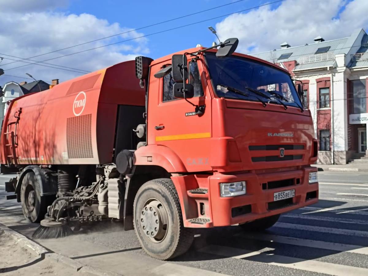 Днём на  прометание дорог направлены  три вакуумные пылеуборочные машины.