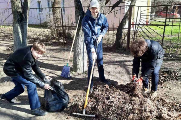 В социальных учреждениях областного центра проходят субботники.