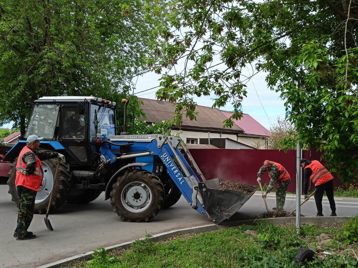 Сбор крупногабаритного мусора и ручной добор смета от борта продолжат 18 рабочих.