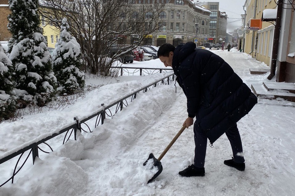 Жители областного центра присоединились к борьбе со снегом.