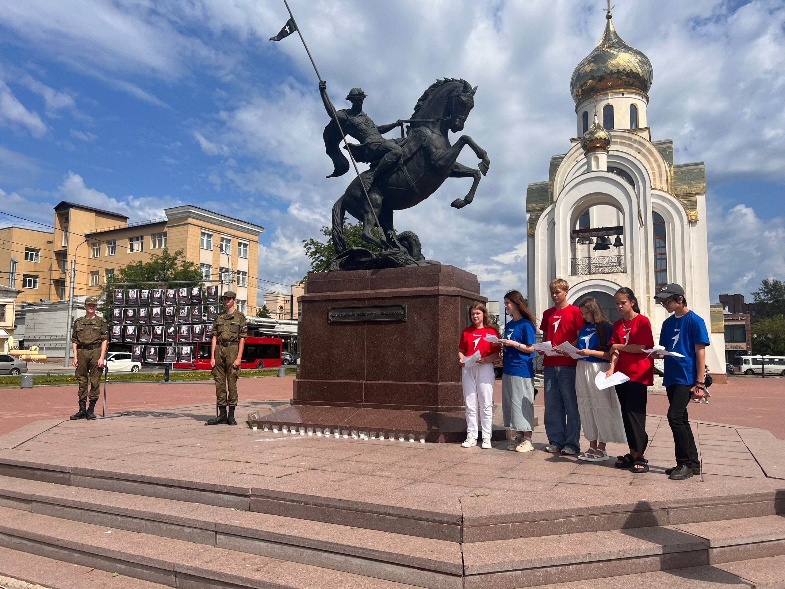 В Иванове прошла акция-реквием памяти детей – жертв войны в Донбассе.