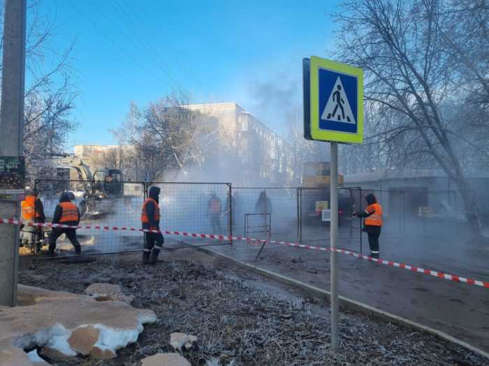 Владимир Шарыпов выехал на место повреждения теплотрассы.