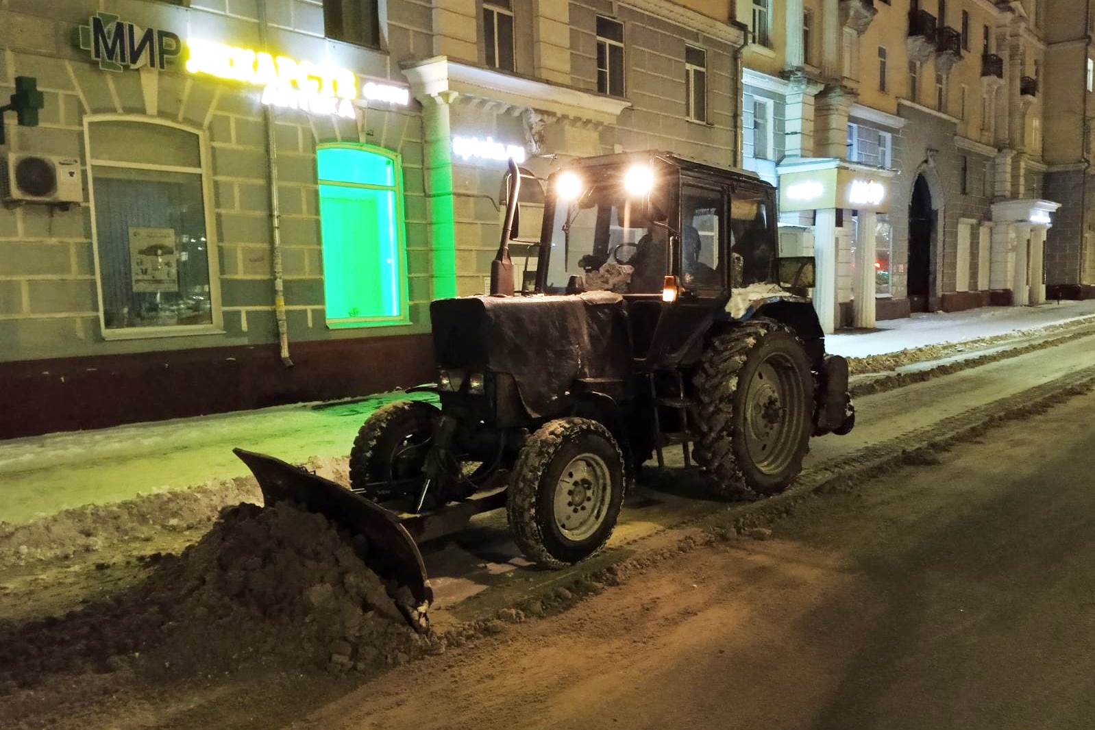 Днем 23 ноября работы по уборке города продолжат 27 единиц техники и 80 дорожных рабочих.