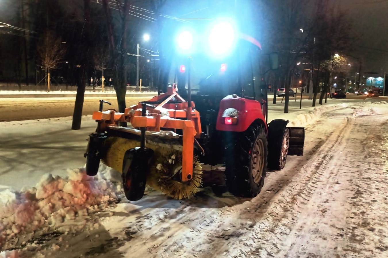 Днем 29 ноября работы по уборке города продолжат 29 единиц техники и 104 дорожных рабочих.