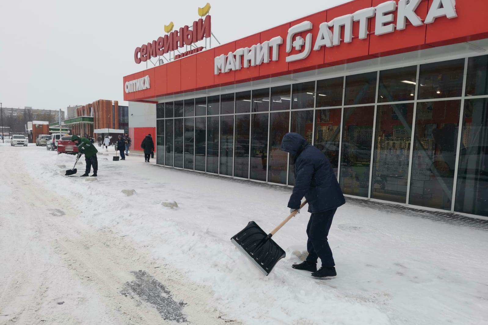 В областном центре к расчистке территорий от снега присоединились учреждения торговли.