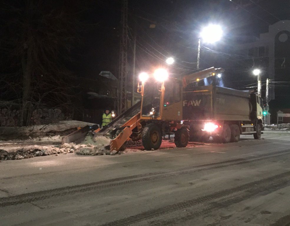 Снег в ночное время вывозится с мест возможных подтоплений.