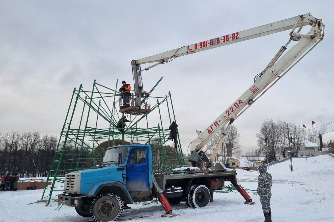 В Иванове приступили к монтажу главной городской ёлки.