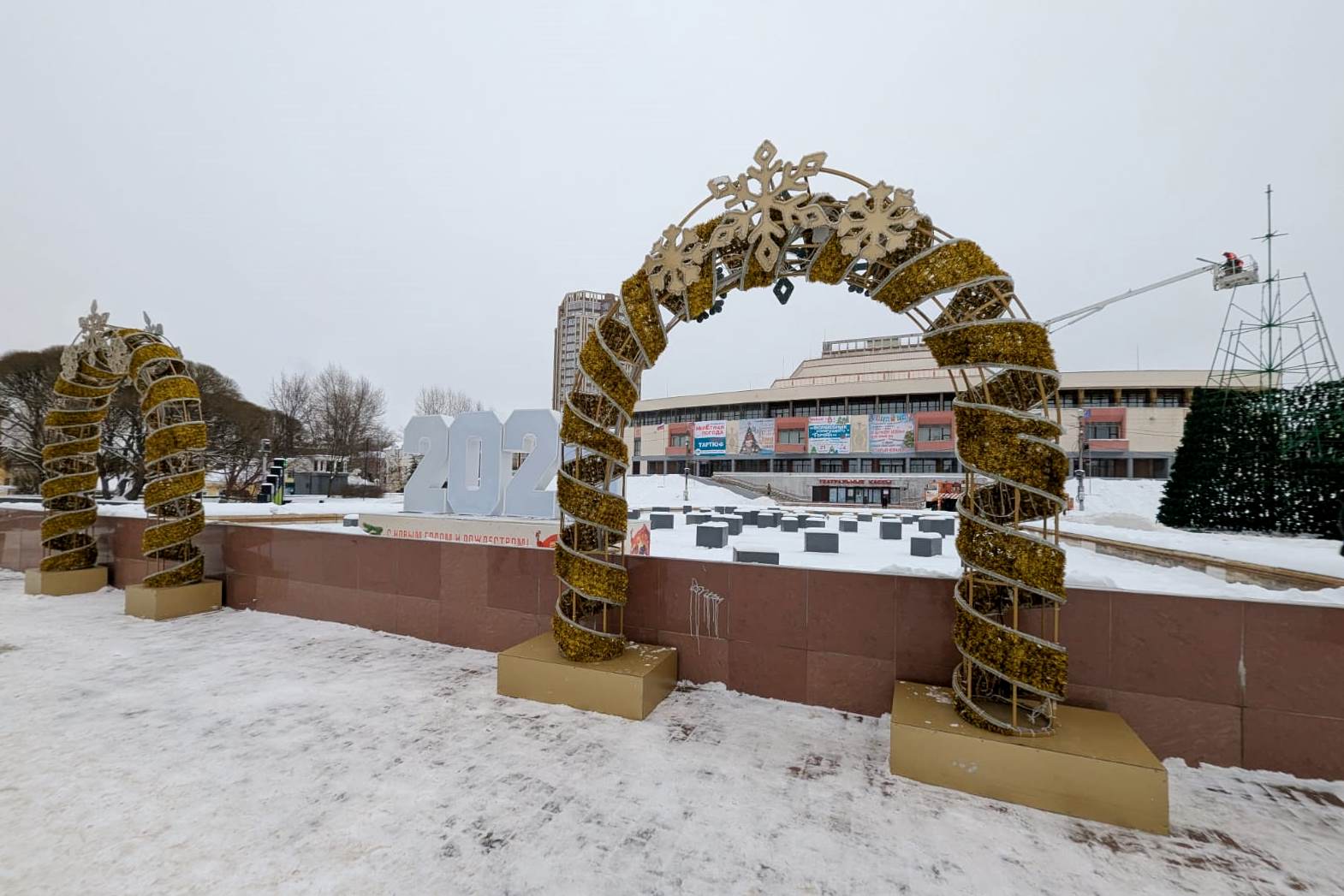 В Иванове идет подготовка к новогодним праздникам.