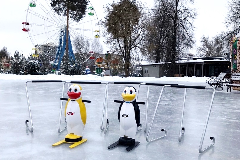 В областном центре продолжается обустройство ледовых площадок.