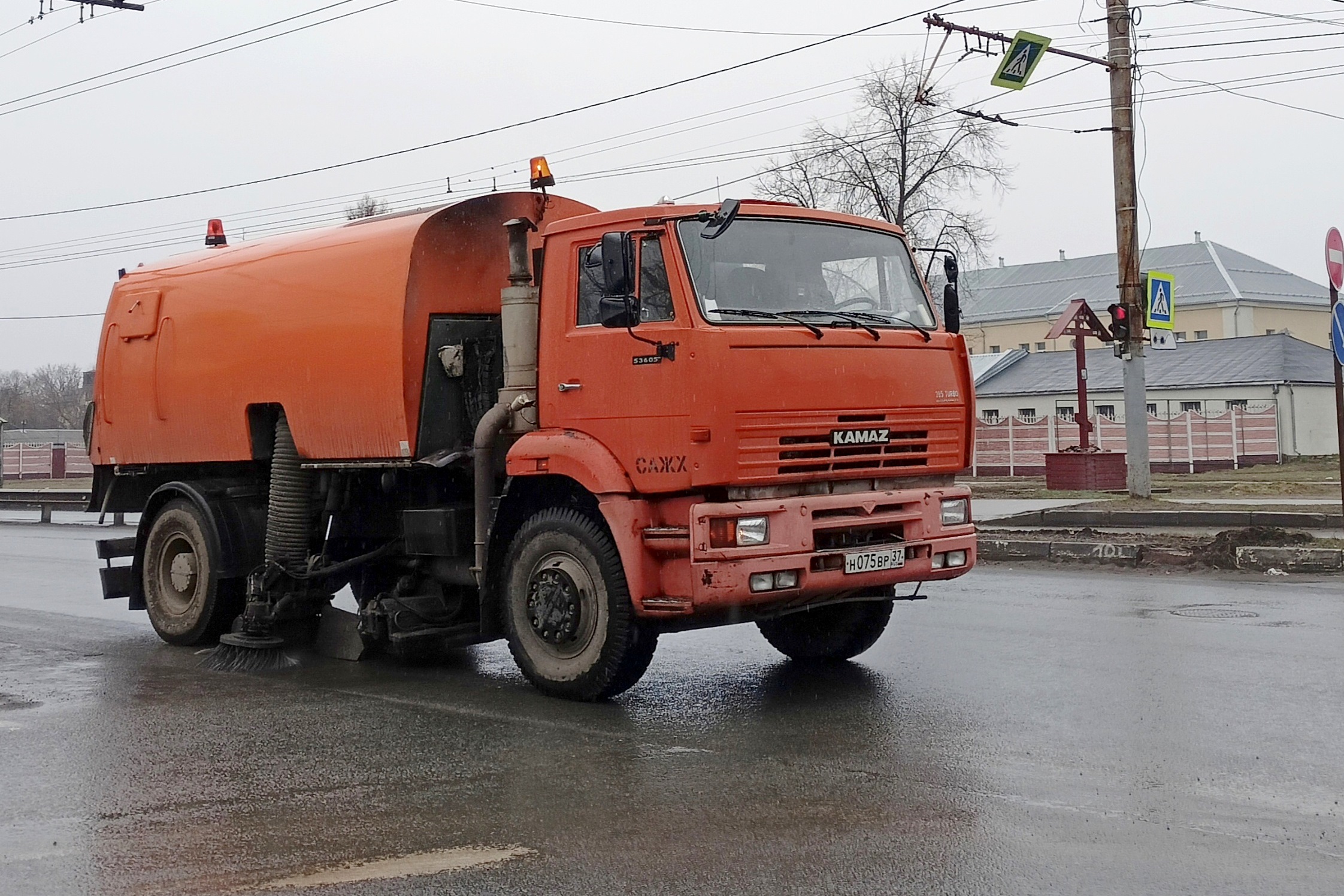 8 апреля работы по уборке города продолжат 15 единиц спецтехники и 66 дорожных рабочих.