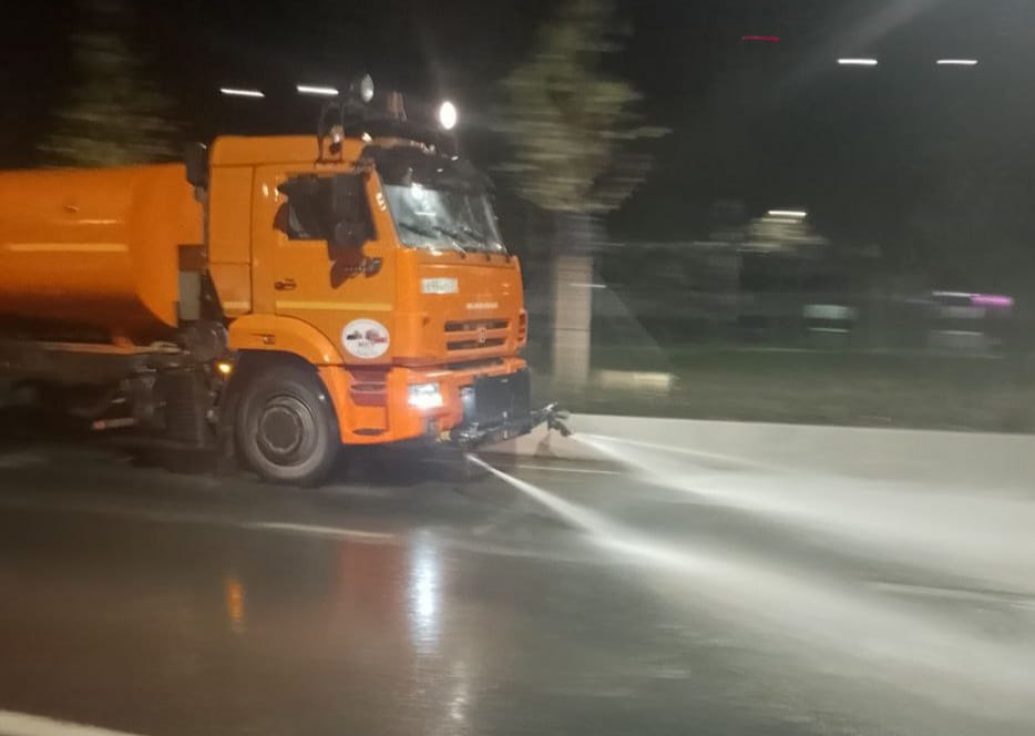 Работы по уборке улично-дорожной сети города.