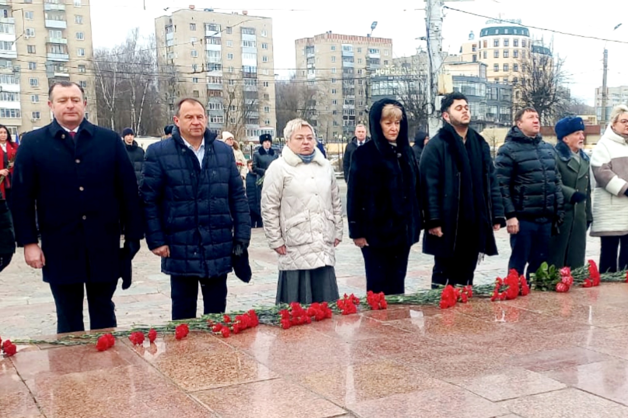 В День защитника Отечества жители города Иванова возложили цветы к мемориалу Героям фронта и тыла.