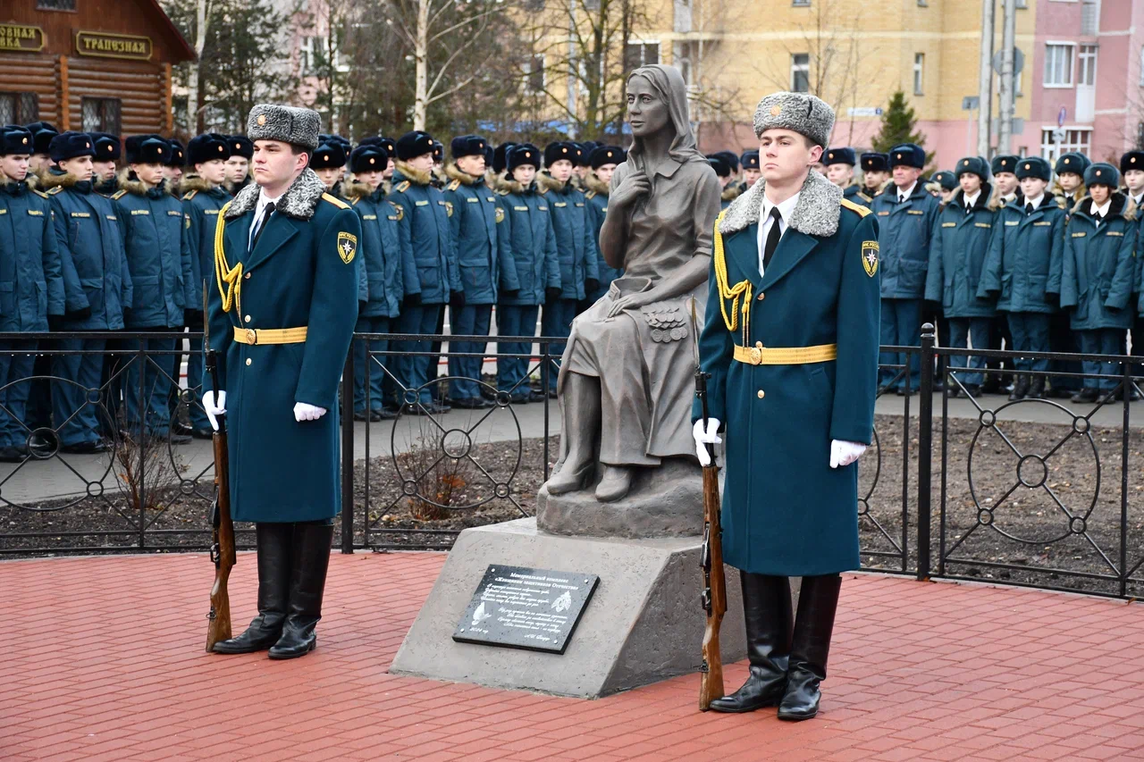 На Аллее Славы открыли мемориальный комплекс «Женщинам защитников Отечества».