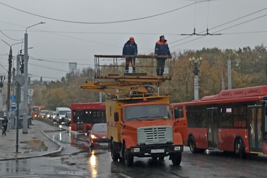 Проходит проверка волокно-оптической линии связи контактной сети троллейбусов.