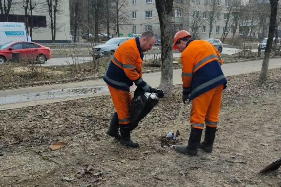 Сотрудники МУП «ИПТ» начали приводить в порядок улицы.