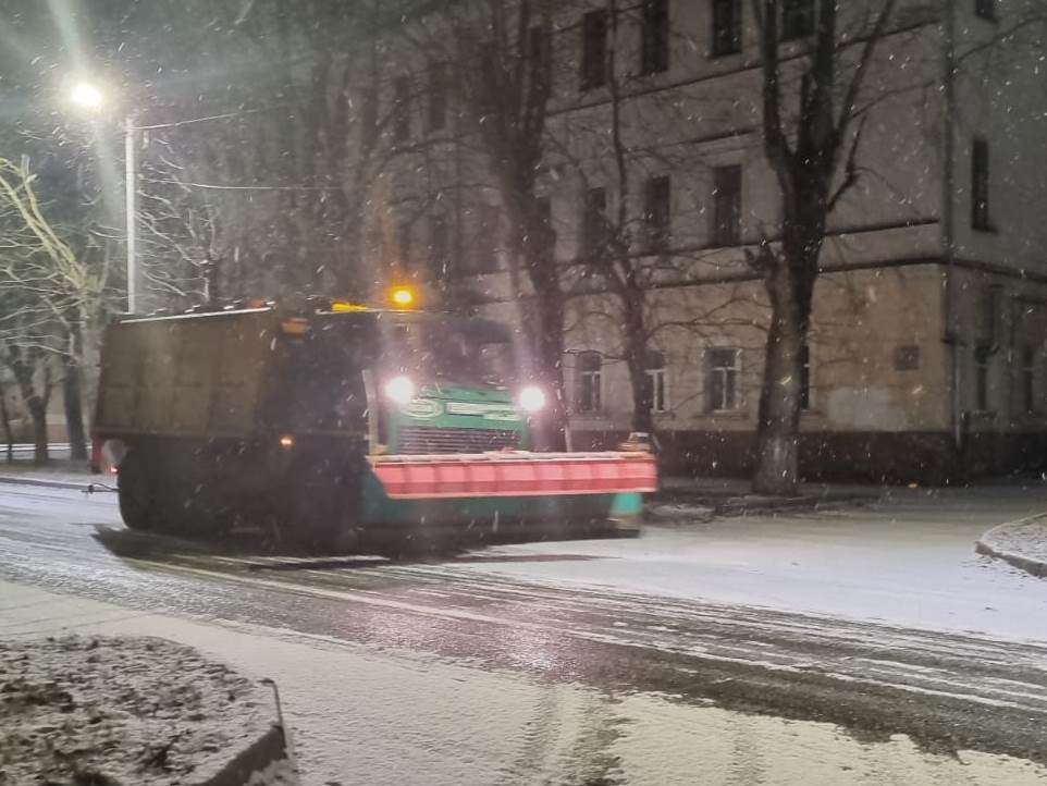 Ночью спецтехника обрабатывала дороги города противогололёдным рассолом.