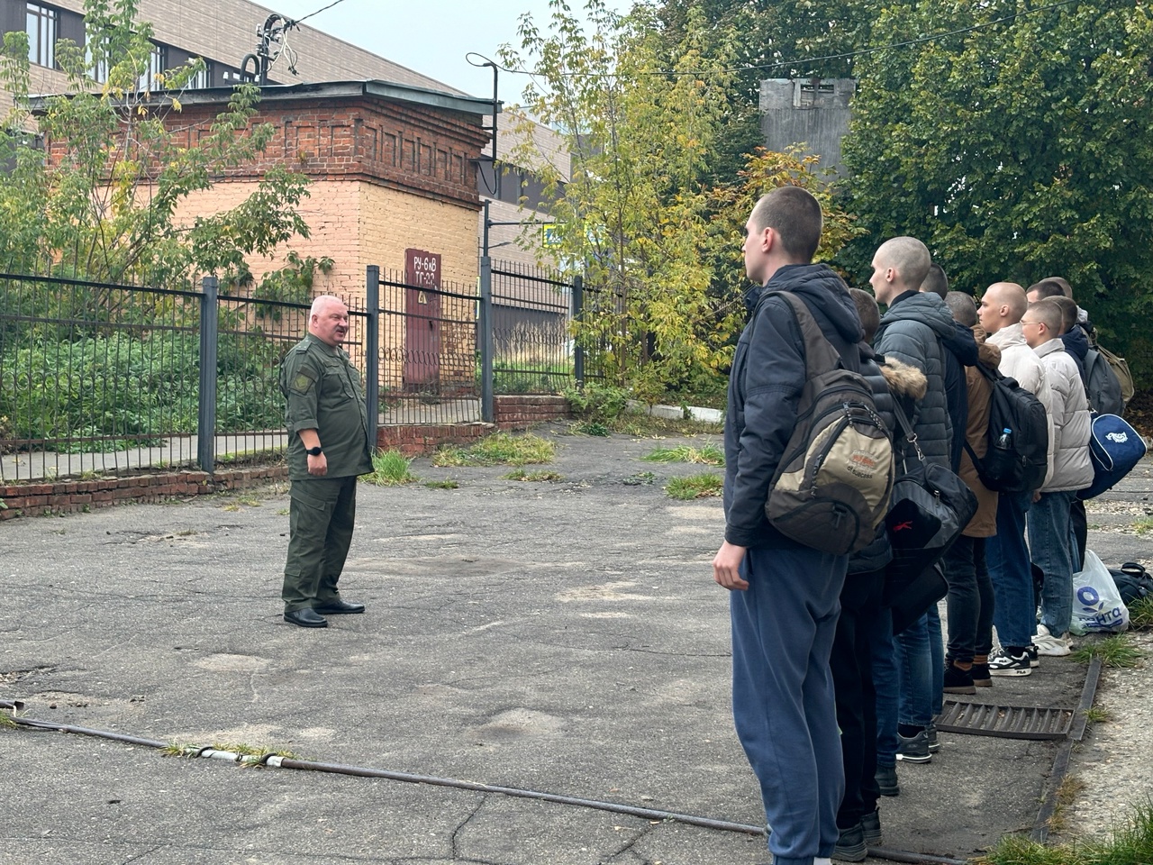 В городском военкомате состоялась первая отправка призывников.