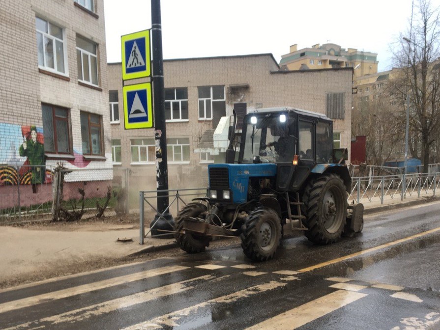 В ночь с 11 на 12 апреля в работах по уборке города были задействованы 24 единицы спецтехники.