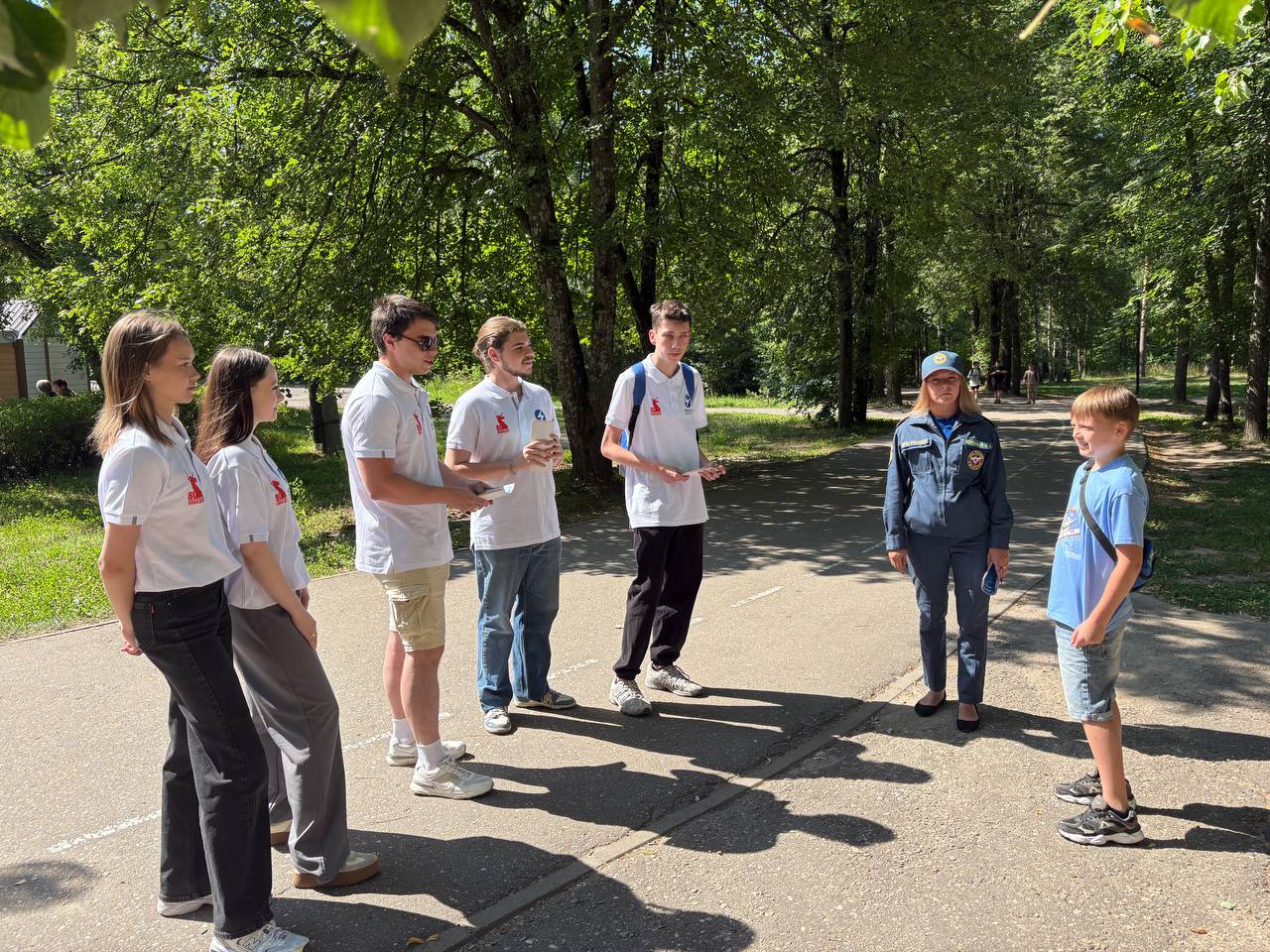 Спасатели и студенты провели рейд по профилактике электротравматизма в парке им. В.Я. Степанова.