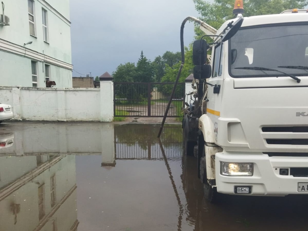 В городе работает илососная техника.