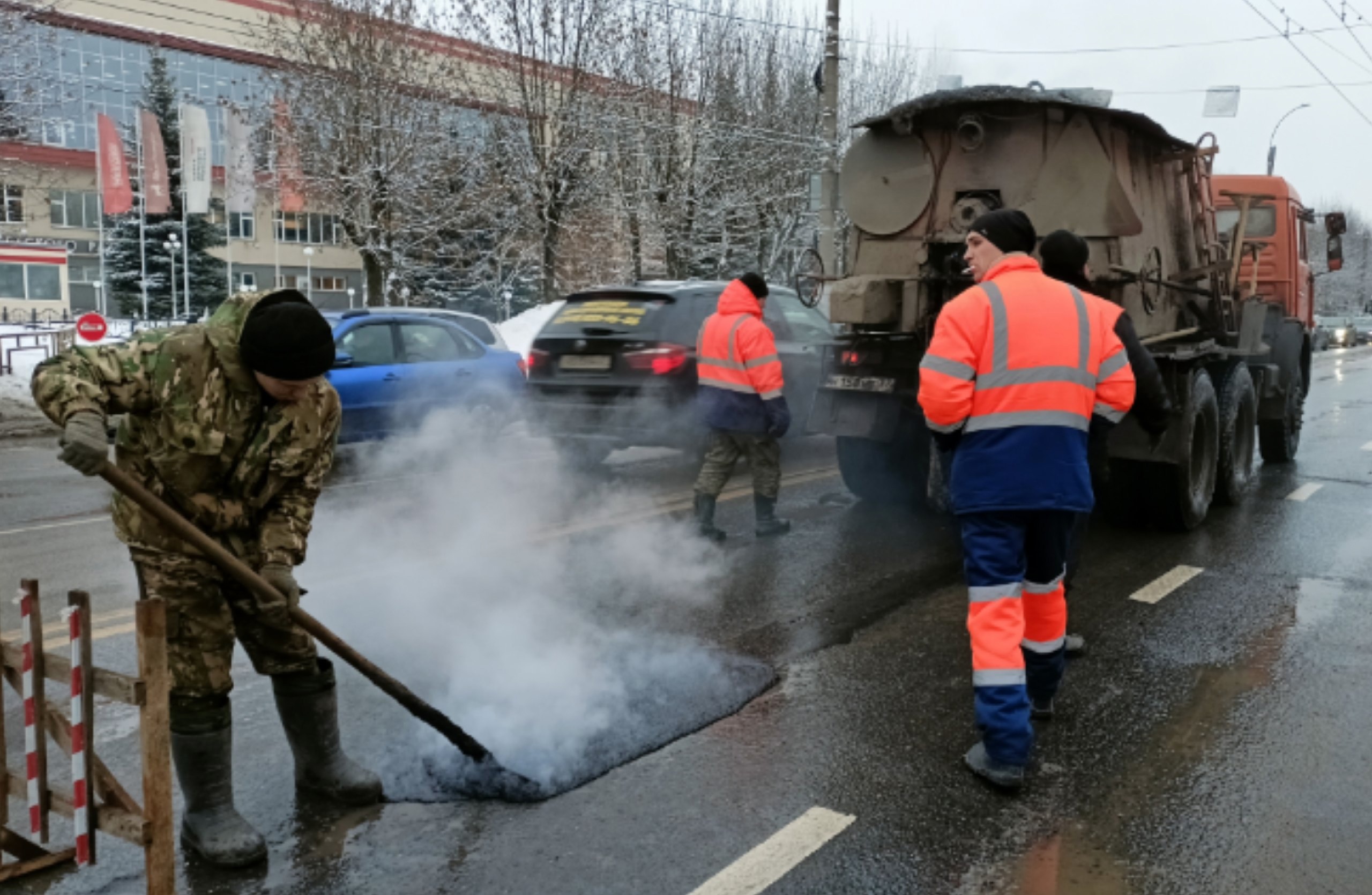 Из-за погодных условий в областном центре возобновили работы по ямочному ремонту дорог.