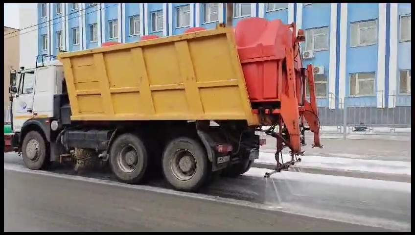 За минувшие сутки на противогололёдную обработку дорог было израсходовано свыше 70 тонн песко-соляной смеси.