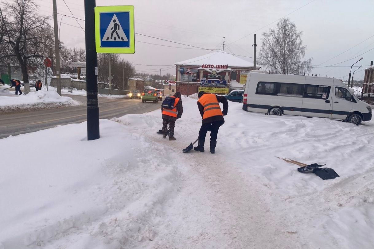 Продолжаются работы по уборке улиц города от снега.