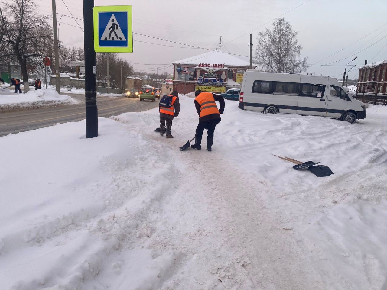 В Иванове продолжается противогололёдная обработка.