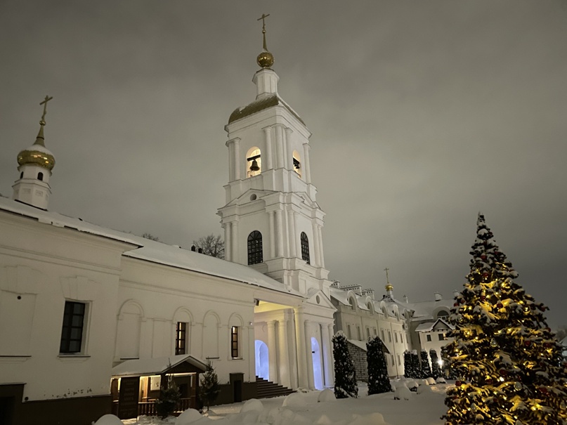 В храмах Ивановской области православные верующие отмечают праздник Рождества.